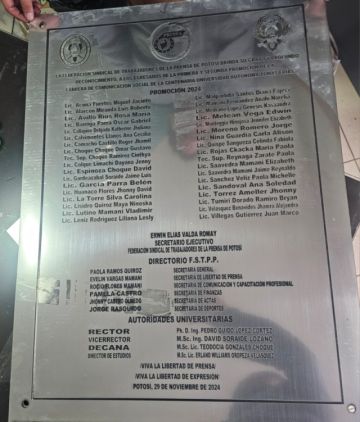 La plaqueta con la lista de graduados.