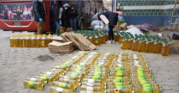 Policía dispersa con gas a ciudadanos que exigían la venta de aceite decomisado