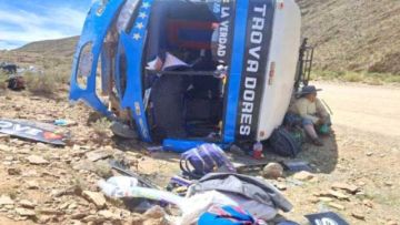Bus de pasajeros vuelca y  deja al menos siete heridos