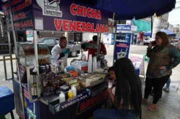Los migrantes venezolanos aportan 530 millones de dólares a la economía de Perú en 2024, dice la OIM