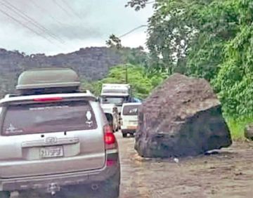 Se salvan de morir aplastados por una roca 