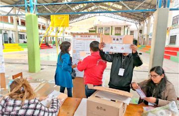 SUCRE. El conteo de votos en el centro de votación de San Juanillo.