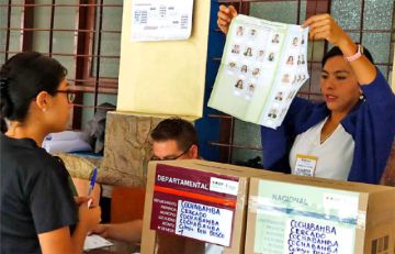COCHABAMBA. Una joven espera para recibir las papeletas de votación.