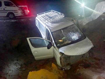 Un minibús se embarranca en carretera dejando una persona fallecida