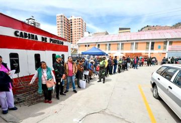 COLAS. Fueron la mayor queja de los ciudadanos. En la imagen, una fila en La Paz.