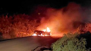 Un vehículo arde en llamas  por posible falla eléctrica