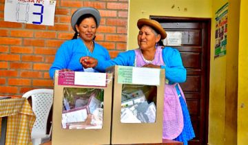 TARIJA. Una mujer emite su voto en la capital tarijeña. 