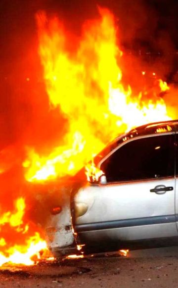 Incendio de un vehículo  termina con un quemado