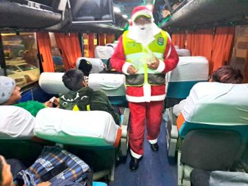 Un Papa Noel realiza control policial