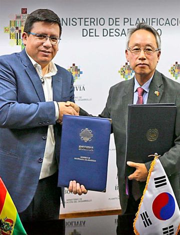 Bolivia firma con  Corea créditos por  $us 1.000 millones