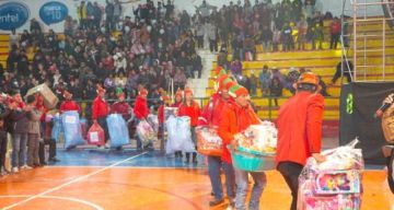 Instituciones comparten alegría navideña con regalos a la infancia