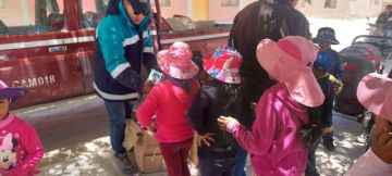YLB entregó juguetes a niños de 22 comunidades del salar de Uyuni