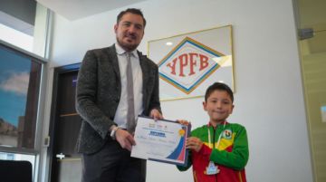 Orgullo boliviano en el tablero: YPFB entrega reconocimiento a Thiago Arteaga
