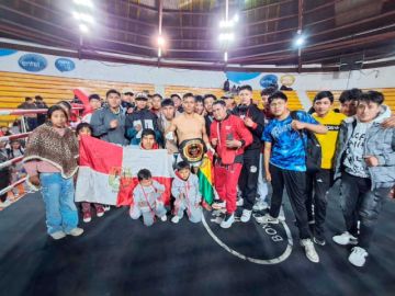 El potosino Percy “Hijo del Pueblo” Llanos junto a sus estudiantes.