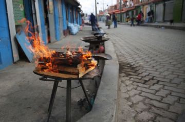 Curanderos en Bolivia rechazan dejar sus negocios pese al riesgo de desplome por lluvias