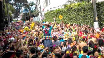 Comparsas callejeras prenden  la rumba en Río en Janeiro