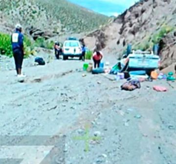 Vagoneta se embarranca  y deja 3 personas sin vida 