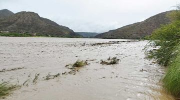 Vista general de río desbordado.