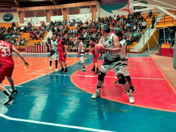 Uno de los jugadores potosinos intenta pasar el balón.
