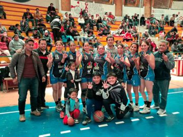 El equipo de Bolívar, de Tarija, campeón de la categoría maxi damas.
