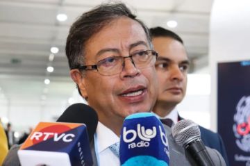 El presidente colombiano desautoriza la entrada de aviones de EE.UU. con deportados sin trato digno