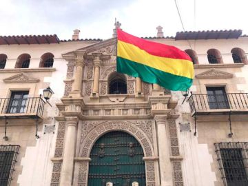 Instituciones en Potosí se visten de Bolivia por el  Bicentenario 
