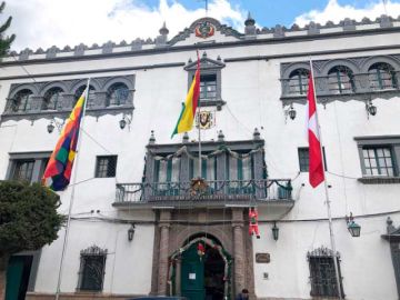 La tricolor nacional en el centro en los mástiles de la Gobernación en la Plaza 10 de Noviembre.