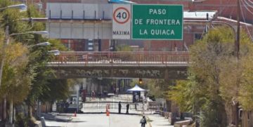 Flujo de viajeros continúa elevado en el punto de Villazón