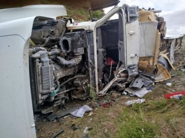 Potosí: Chofer de cisterna volcada es rescatado por transeúntes en peligroso accidente