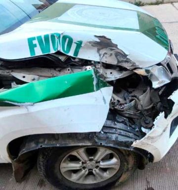 Chofer de patrulla policial parpadea y choca a auto