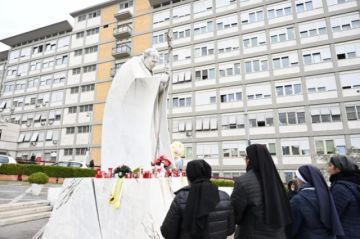 El Papa sigue con su tratamiento, se alimenta con normalidad y «su humor es bueno»