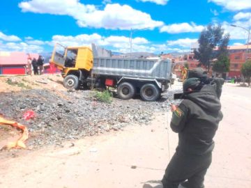 Volqueta con carga de mineral sufre accidente en Villa Santiago