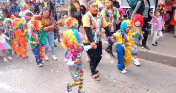 Potosí vive el carnaval en las calles con alegría 