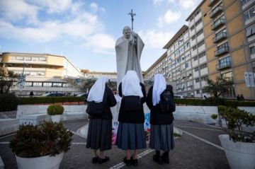 El Papa continúa con el tratamiento y la fisioterapia respiratoria, tras dejar atrás la fase crítica