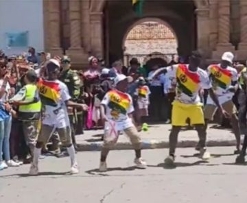 Integrantes de Nansana Kids llegan a Sucre y degustan el chicharrón de llama