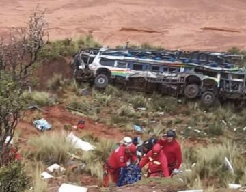 Presidente Arce exige investigar accidente en la ruta Oruro-Potosí y expresa sus condolencias