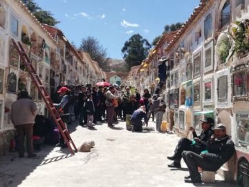 Cientos de personas les dan el último adiós a víctimas del accidente de empresa Challapata