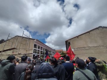 Cientos de personas les dan el último adiós a víctimas del accidente de empresa Challapata