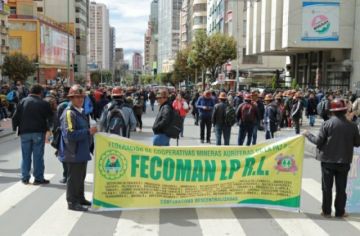 Mineros auríferos bloquean y detonan dinamitas en demanda de combustible