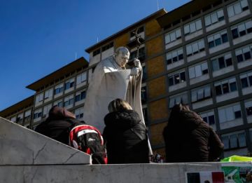 El Papa recibe en el hospital a autoridades vaticanas para seguir “la situación del mundo”