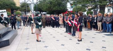 Las instituciones potosinas presentaron sus ofrendas a los pies del monumento a la Libertad.