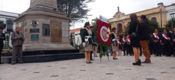 Las instituciones potosinas presentaron sus ofrendas a los pies del monumento a la Libertad.