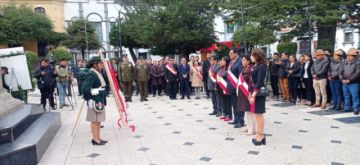 Las instituciones potosinas presentaron sus ofrendas a los pies del monumento a la Libertad.