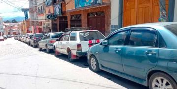 Una de las largas filas en la capital potosina.