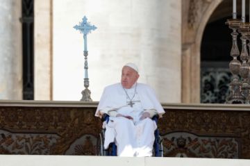 El Papa reaparece ante los fieles en la plaza de San Pedro durante su convalecencia