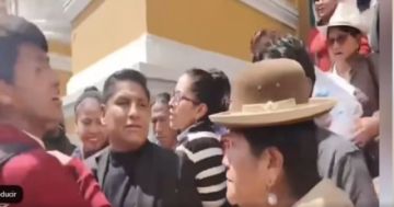 Joven pregunta “¿Qué es la política?” a diputado Arce y recibe agresiones como respuesta