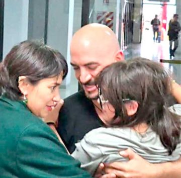 LIBRE. Valda, con su familia.