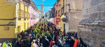 La población se concentró en el centro de la ciudad para la misa.