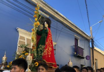 La procesión recorre las calles de la ciudad de Potosí 