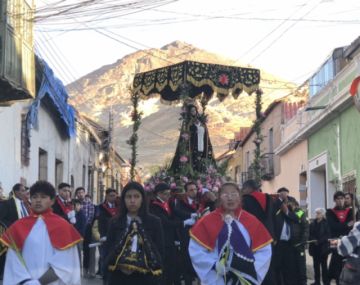 La procesión recorre las calles de la ciudad de Potosí 